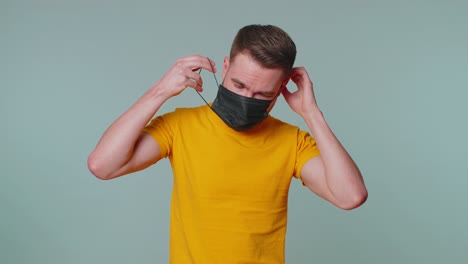 Un-Hombre-Triste-E-Infeliz-Poniéndose-Una-Mascarilla-Médica-Para-Prevenir-La-Infección-Por-Coronavirus-Respiratorio-Enfermedad-De-Gripe