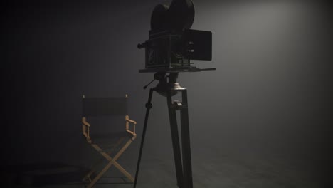 Regiestuhl-Und-Retro-Videokamera-An-Einem-Filmset-Im-Dichten-Nebel.-Ein-Sanftes,-Schwaches-Scheinwerferlicht-Beleuchtet-Die-Silhouetten-Und-Erzeugt-Lichtstrahlen.-Eine-Stimmungsvolle-Atmosphäre,-Die-Auf-Erstklassige-Filmunterhaltung-Hindeutet.