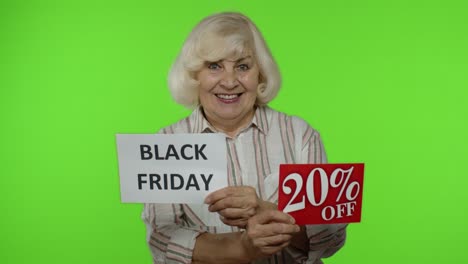 Anciana-Abuela-Feliz-Mostrando-El-Viernes-Negro-Y-20-Por-Ciento-De-Descuento-En-Pancartas-Publicitarias