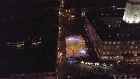 Luftaufnahme-Der-Stadt-Lviv,-Ukraine-Rynok-Platz,-Rathaus,-Weihnachtsmarkt,-Leute-Laufen-Schlittschuh-Auf-Der-Eisbahn