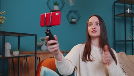 Bloggerin-Influencerin-Macht-Ein-Selfie-Auf-Dem-Smartphone-Und-Erstellt-Zu-Hause-Ein-Virtuelles-Social-Media-Video-Online