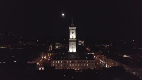 Vista-Aérea-De-La-Ciudad-De-Lviv,-Ucrania,-Destino-Turístico-Popular-En-La-Plaza-Rynok-En-época-Navideña