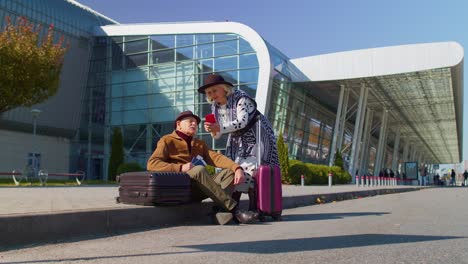 Turistas-Jubilados-Mayores-Abuela-Abuelo-Esperando-Embarque-Cerca-Del-Aeropuerto-Internacional