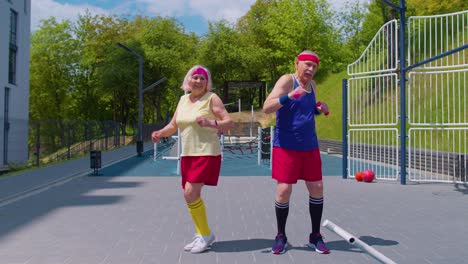 Gracioso-Anciano-Mujer-Atletas-Trabajando-En-La-Cancha-De-Baloncesto-Haciendo-Entrenamiento-Bailando-Ejercicio