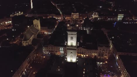 Ciudad-Arial-Lviv,-Plaza-Rynok-De-Ucrania,-Ayuntamiento,-Feria-De-Navidad,-La-Gente-Patina-En-Una-Pista-De-Patinaje-Sobre-Hielo