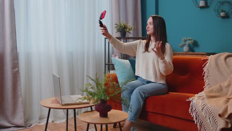 Bloggerin-Influencerin-Macht-Ein-Selfie-Auf-Dem-Smartphone-Und-Erstellt-Zu-Hause-Ein-Virtuelles-Social-Media-Video-Online