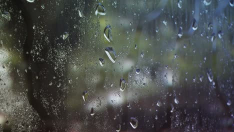 Un-Bucle-Interminable-Y-Continuo-De-Paisaje-Que-Se-Mueve-Rápidamente-Detrás-De-La-Ventanilla-De-Un-Tren-Lleno-De-Gotas-De-Agua-Y-Condensación.-Viaje-En-Tren-Durante-Un-Clima-Nublado,-De-Mal-Humor-Y-Con-Niebla.