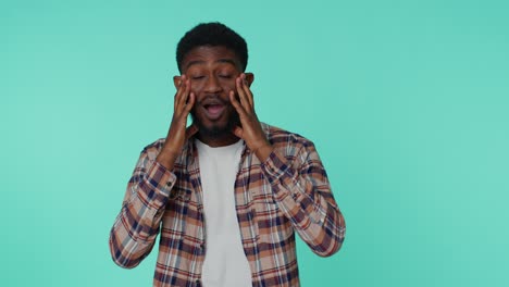 Un-Hombre-Emocionado-Y-Asombrado-Sorprende-Mirando-La-Cámara-Con-Ojos-Grandes,-Conmocionado-Por-Una-Victoria-Repentina,-Emoción-Increíble