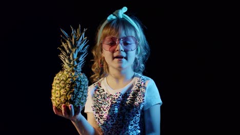 Chica-Adolescente-Caucásica-Con-Estilo-Con-Piña-Parada-Sobre-Fondo-Negro-Cantando,-Bromeando