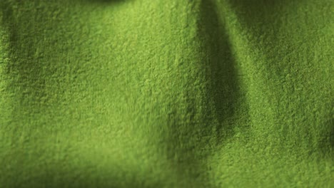 Tela-Verde-Muy-Detallada-Ondeando-Al-Viento.-Superficie-Textil-Con-Patrón-De-Fibra-Visible-En-Cámara-De-Primer-Plano.-Movimiento-Natural-Y-Suave-De-Las-Cortinas.-Animación-Infinita,-Fluida-Y-En-Bucle.