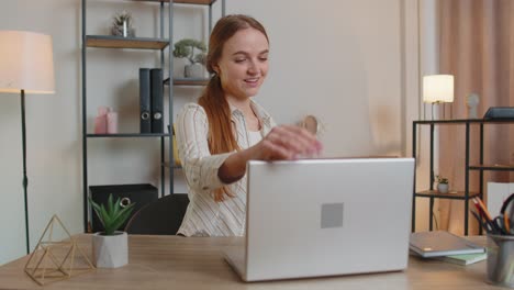 Kaukasische-Junge-Frau-Sitzt-Am-Tisch-Und-öffnet-Ihren-Laptop-PC,-Während-Sie-Im-Home-Office-Mit-Der-Online-Arbeit-Beginnt