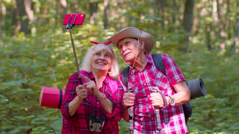 Abuela-Mayor-Abuelo-Blogger-Turistas-Tomando-Selfie-Foto-Retrato-En-Teléfono-Móvil-En-Madera