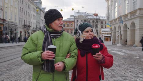 Esposa-Mayor-Marido-Turistas-Bebiendo-De-Tazas,-Disfrutando-De-Té-Caliente-En-La-Calle-Central-De-La-Ciudad