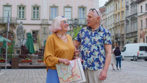 Pareja-Mayor-Abuela-Y-Abuelo-Turistas-Hablando-Conversando-En-La-Calle-En-La-Ciudad-Vieja