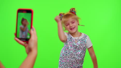 Fröhliches,-Funky-Blogger-Kind-Mädchen,-Das-Lustige-Tanzvideos-Auf-Dem-Smartphone-Für-Soziale-Netzwerke-Aufnimmt