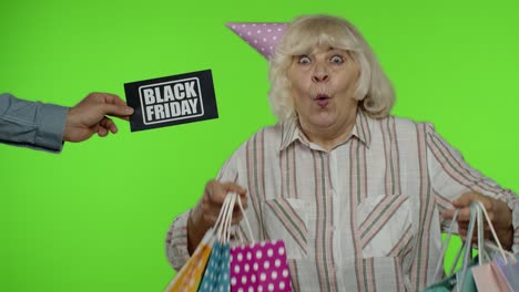 La-Inscripción-Publicitaria-Del-Viernes-Negro-Aparece-Junto-A-La-Alegre-Abuela-Con-Bolsas-De-Compras.