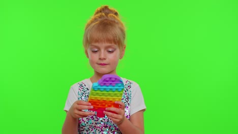 Stilvolles,-Süßes-Kleines-Kind-Spielt-Mit-Trendigem-Pop-it-Bubble-Squishy-Sensory-Spiel-Auf-Chroma-Key