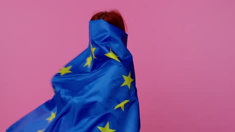 Hübsches-Teenager-Mädchen-Schwenkt-Die-Flagge-Der-Europäischen-Union,-Lächelt-Und-Jubelt-Den-Demokratischen-Gesetzen,-Den-Menschenrechten-Und-Den-Freiheiten-Zu