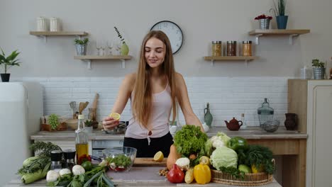 Chica-Vegana-En-La-Cocina-Añadiendo-Jugo-De-Limón-A-La-Ensalada-Con-Verduras-Crudas.-Concepto-De-Dieta-Y-Pérdida-De-Peso