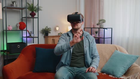 Erwachsener-Mann-Verwendet-Virtual-Reality-Headset-Brille-Zu-Hause-Und-Spielt-3D-Videospiele-Und-Macht-Gesten-Mit-Den-Händen