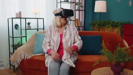 Mujer-Mayor-Que-Usa-Casco-De-Realidad-Virtual-Vr-App-Para-Jugar-Videojuegos-De-Simulación-3d-360-En-Línea