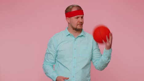 Mann-Sportler-Basketball-Fan-Hält-Ball,-Trainiert-Dribbeln,-Trainiert-Sport-Motivations-Lebensstil