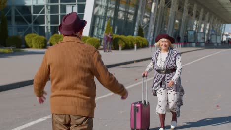 Anciano,-Viejo,-Marido,-Esposa,-Jubilados,-Turistas,-Reunión,-Reunión,-En,-Terminal-Del-Aeropuerto,-Después,-Largo,-Separación