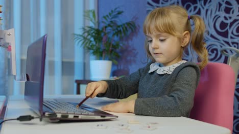 Niña-Llamando-A-Un-Maestro-En-Una-Computadora-Portátil,-Educación-A-Distancia-Aprendiendo-En-Casa-Sobre-El-Bloqueo-Del-Coronavirus