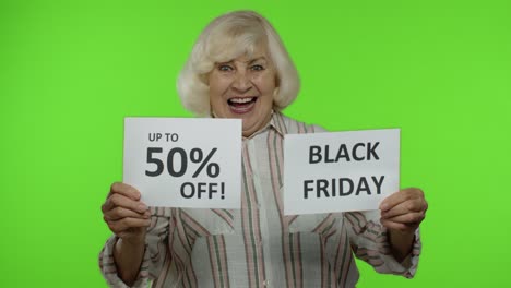 Großmutter-Zeigt-Werbung-Für-Den-Black-Friday-Und-Bis-Zu-50-Prozent-Rabatt-Auf-Den-Einkaufspreis