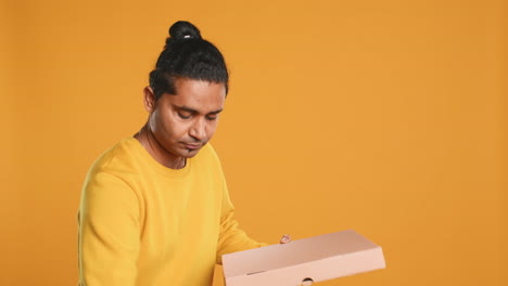 Retrato-De-Un-Repartidor-De-Pizzas-Sosteniendo-Cajas-Para-Llevar,-Fondo-De-Estudio