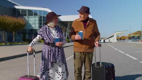 Los-Turistas-Jubilados-Mayores-Abuela-Abuelo-Se-Quedan-Desde-La-Sala-Del-Aeropuerto-Con-Equipaje-Sobre-Ruedas