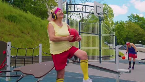 Abuela-Anciana-Después-Del-Entrenamiento-Deportivo-De-Baloncesto-Sentada-Escuchando-Música-En-La-Cancha-De-Juegos