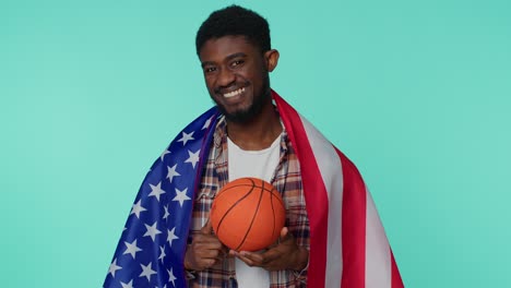 Bärtiger-Junger-Basketballfan-Mit-Amerikanischer-US-Flagge,-Siegergeste-Und-Allein-Tanzend