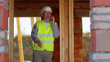 Architekt-Und-Ingenieur-Nutzt-Mobiltelefon-Kommunikationssteuerung-Auf-Der-Baustelle