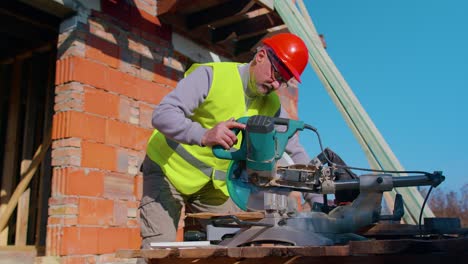 Carpenter-man-using-circular-electric-saw-for-cutting-wooden-boards,-woodworker-at-construction-site