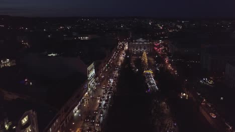 Vista-Aérea-Del-árbol-De-Navidad-Y-Feria-En-La-Ciudad-De-Lviv,-Ucrania,-Cerca-De-La-ópera,-Vacaciones-De-Año-Nuevo