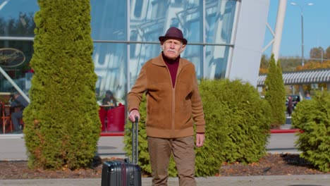 El-Turista-Abuelo-Mayor-Va-A-La-Terminal-Del-Aeropuerto-Internacional-Para-Embarcar-En-Un-Avión-Para-Viajar