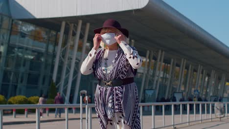 Senior-Rentner-Touristen-Großmutter-Mit-Schützender-Gesichtsmaske,-Vermeiden-Sie-Coronavirus-In-Der-Nähe-Des-Flughafens