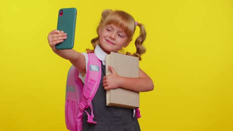 Estudiante-Adolescente-Niña-Blogger-En-Uniforme-Escolar-Tomando-Selfie-En-Teléfono-Móvil-Para-Redes-Sociales