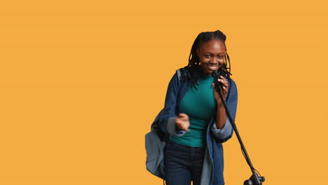 Portrait-of-motivational-speaker-talking-in-microphone,-studio-background