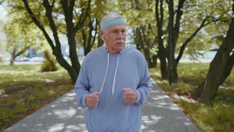 Atlético-Senior-Deporte-Jogger-Hombre-Abuelo-Entrenando-Corriendo,-Celebrando-El-éxito-Final-Victoria-En-La-Carrera