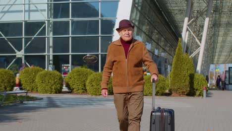 Senior,-Rentner,-Tourist,-Großvater,-Geschäftsmann,-Der-Mit-Gepäcktasche-Vom-Tor-Der-Flughafenhalle-Läuft