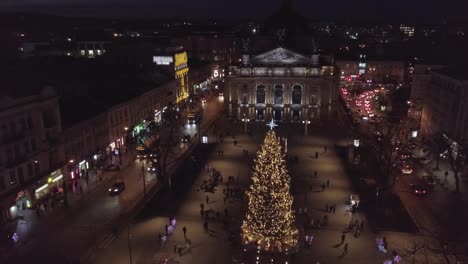 Luftaufnahme-Des-Lemberger-Weihnachtsbaums-In-Der-Nähe-Des-Opernhauses,-Festliche-Lichter-Und-Jahrmarkt-In-Der-Winternacht