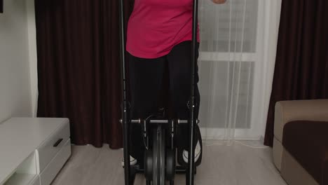 Aktive,-Gesunde,-ältere,-Reife-Frau-In-Sportbekleidung-Mit-Orbitrek,-Cardio-Training-Zu-Hause