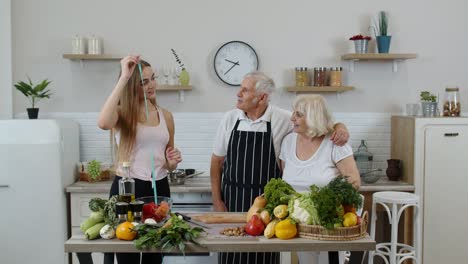 Enkelin-Empfiehlt-Großeltern,-Rohes-Gemüse-Zu-Essen.-Vegane-Ernährung