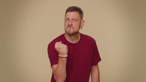 Aggressive-angry-man-trying-to-fight-at-camera,-shaking-fist,-boxing-with-expression,-punishment