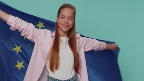 Niña-Ondeando-La-Bandera-De-La-Unión-Europea,-Sonriendo,-Aplaudiendo-Las-Leyes-Democráticas,-Las-Libertades-De-Derechos-Humanos-En-Europa