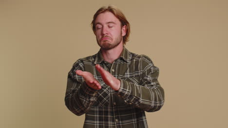 Tourist-stylish-man-in-shirt-showing-thumbs-up-and-nodding-in-approval,-successful-good-work