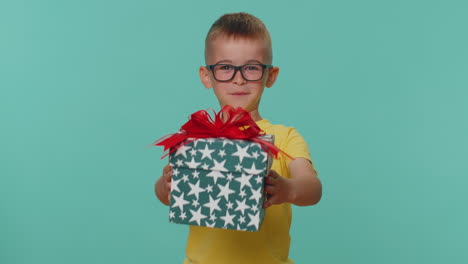 Un-Niño-Pequeño-Sonriente-Que-Presenta-Una-Caja-De-Regalo-De-Cumpleaños-Extiende-Las-Manos-Y-Ofrece-Un-Regalo-Envuelto