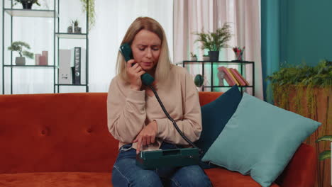 Mujer-Joven-Hablando-Con-Amigos-Por-Teléfono-Engañando,-Haciendo-Muecas,-Llamada-De-Conversación